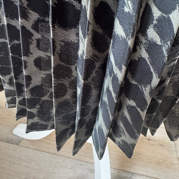 Banana Republic Green Leopard Print Midi Skirt - Picture 5 of 10